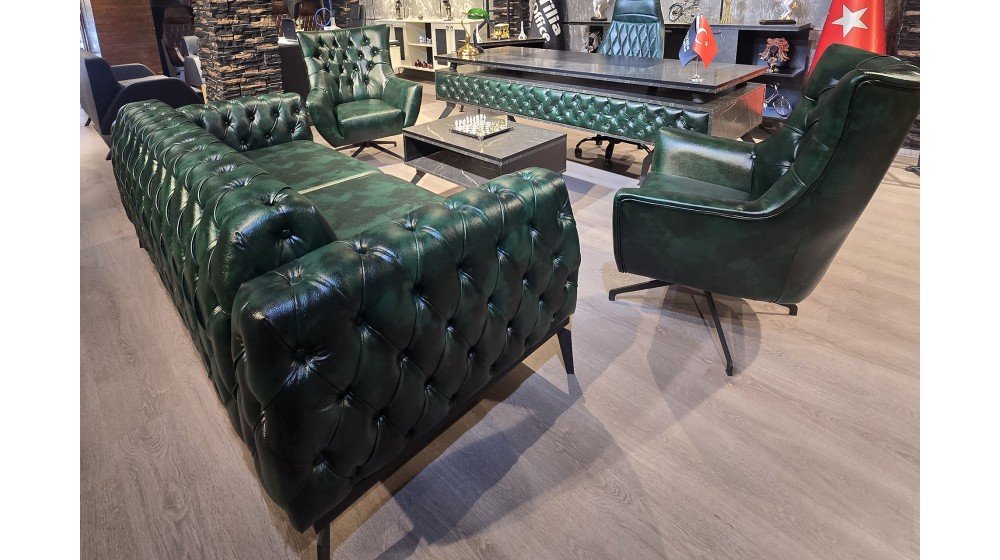 Kapi Chester yönetici masa takımı, kapitoneli ön paneli, mermer desenli tablası ve metal ayakları ile modern ofis ortamında Tilia dönerli Chester bekleme grubu ile sergileniyor.